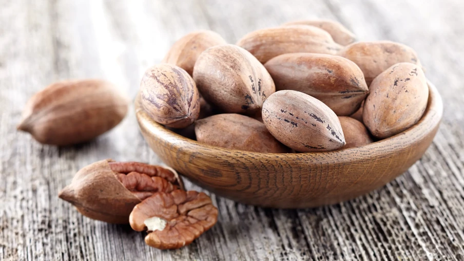 Nozes pecan em um fundo de madeira. Nozes pecan em um fundo de madeira.