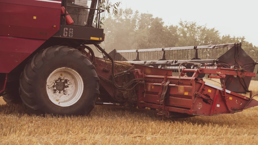 Colheitadeira no campo. Close de um carretel. Época de colheita. Colheitadeira no campo. Close de um carretel. Época de colheita.
