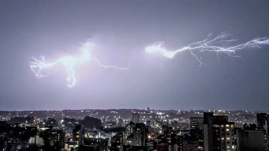 Chuva virá com raios em diferentes cidades | Foto: Denis Goerl/Divulgação Chuva virá com raios em diferentes cidades | Foto: Denis Goerl/Divulgação