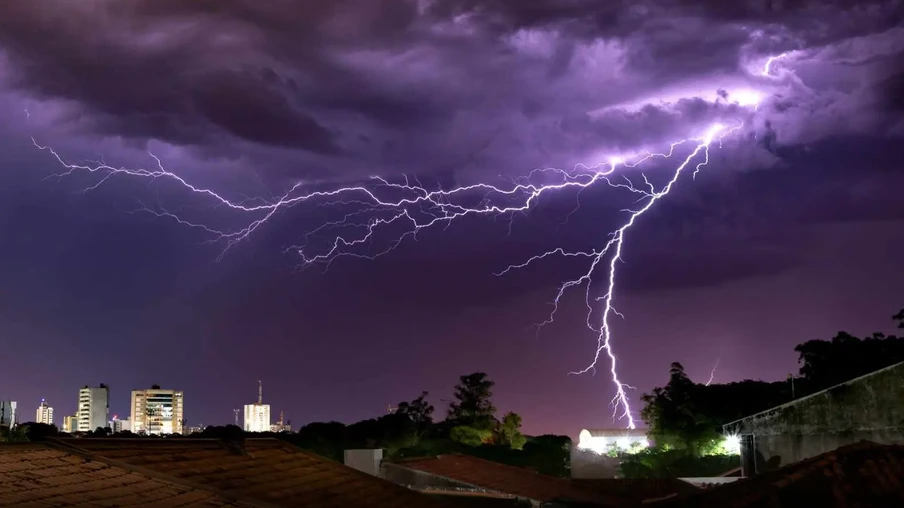 Foto de raios no céu. Foto de raios no céu.