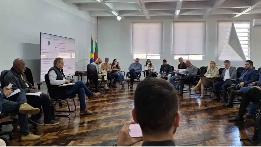 Foto da reunião da Secretaria da Agricultura e instituições que debatem operacionalização do pacote de R$ 12 bilhões para produtores. Foto da reunião da Secretaria da Agricultura e instituições que debatem operacionalização do pacote de R$ 12 bilhões para produtores.