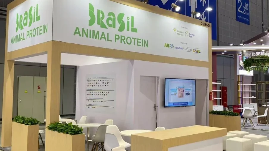 O evento é considerado a principal plataforma para promoção de produtos estrangeiros na China e reúne autoridades, grandes compradores e representantes de mais de uma centena de países | Foto: ABPA/Divulgação O evento é considerado a principal plataforma para promoção de produtos estrangeiros na China e reúne autoridades, grandes compradores e representantes de mais de uma centena de países | Foto: ABPA/Divulgação