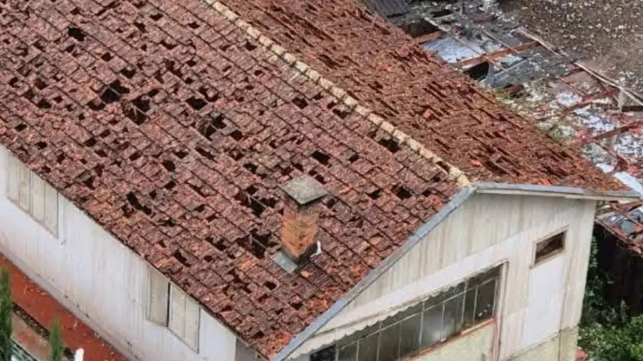 Granizo destruiu telhados de milhares de casas em Erechim | Fonte: Redes socias/Divulgação Granizo destruiu telhados de milhares de casas em Erechim | Fonte: Redes socias/Divulgação