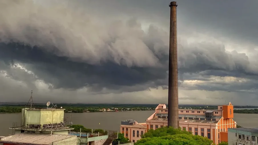 Porto Alegre começou a semana com temporal ontem à tarde | Foto: Alex Fabiani Porto Alegre começou a semana com temporal ontem à tarde | Foto: Alex Fabiani