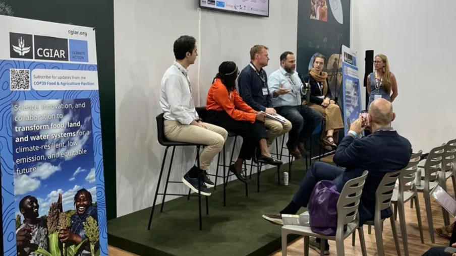 O debate buscou demonstrar como financiamento, evidências e colaboração podem convergir para ampliar soluções lideradas por agricultores que restauram solos e fortalecem a resiliência climática | Foto: MAPA/Divulgação O debate buscou demonstrar como financiamento, evidências e colaboração podem convergir para ampliar soluções lideradas por agricultores que restauram solos e fortalecem a resiliência climática | Foto: MAPA/Divulgação