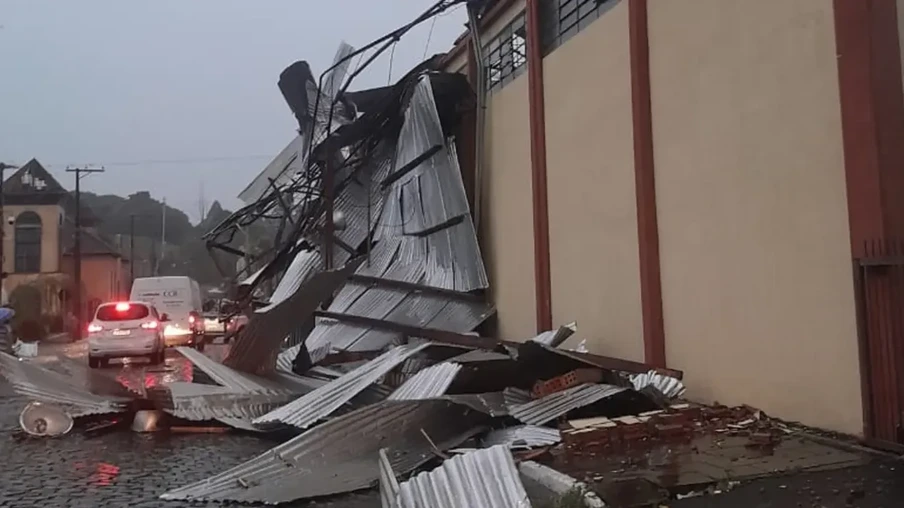 Vendaval causou estragos em Flores da Cunha no final da tarde de ontem | Portal Leouve/Divulgação Vendaval causou estragos em Flores da Cunha no final da tarde de ontem | Portal Leouve/Divulgação