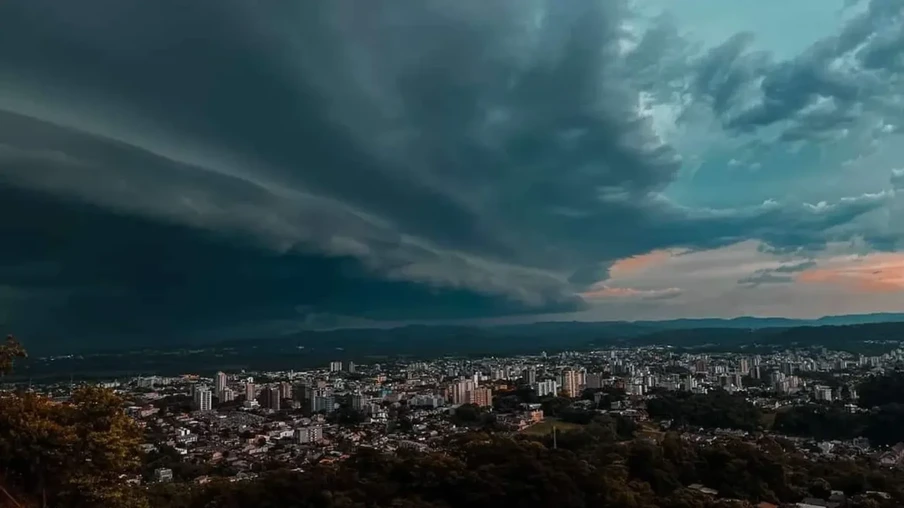 Há um alto risco de chuva localizada de forte intensidade e de temporais isolados com vendavais e granizo | Foto: Paolla Bagatini/Divulgação Há um alto risco de chuva localizada de forte intensidade e de temporais isolados com vendavais e granizo | Foto: Paolla Bagatini/Divulgação