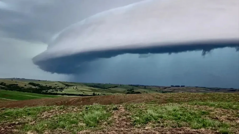 Frente fria já provoca temporais no Uruguai e que vão avançar para o Rio Grande do Sul na tarde e noite desta quarta-feira | Foto: Puro Grão/Divulgação Frente fria já provoca temporais no Uruguai e que vão avançar para o Rio Grande do Sul na tarde e noite desta quarta-feira | Foto: Puro Grão/Divulgação