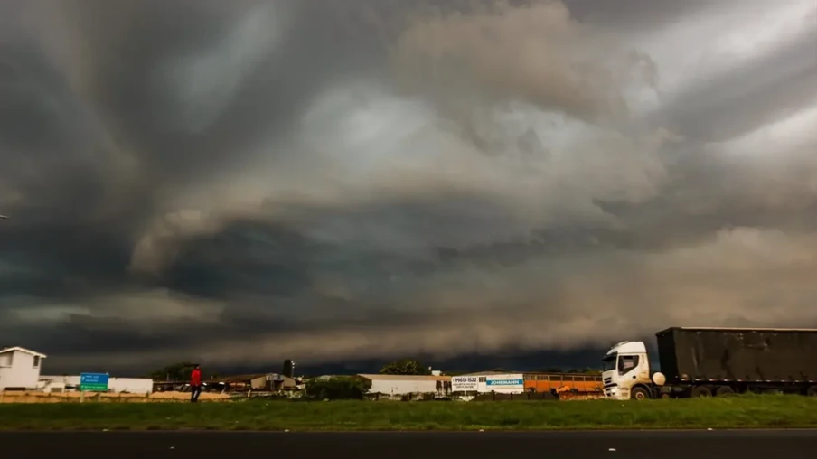 De forma localizada, há perigo de vendavais intensos – que são de curta duração – com danos por rajadas perto e acima de 100 km/h | Foto: Douglas Cunha/Divulgação De forma localizada, há perigo de vendavais intensos – que são de curta duração – com danos por rajadas perto e acima de 100 km/h | Foto: Douglas Cunha/Divulgação