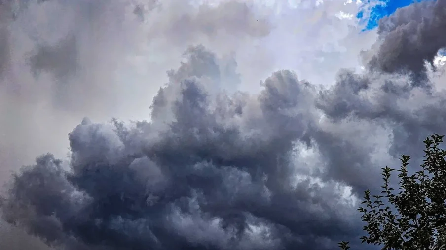 A chuva isoladamente novamente deve ser forte e com risco de temporais, mas o perigo de tempo severo é menor do que ontem | Foto: Iara Puntel/Divulgação A chuva isoladamente novamente deve ser forte e com risco de temporais, mas o perigo de tempo severo é menor do que ontem | Foto: Iara Puntel/Divulgação