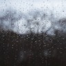 Foto de janela com gotas de chuva.