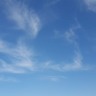 Foto de céu azul com poucas nuvens.