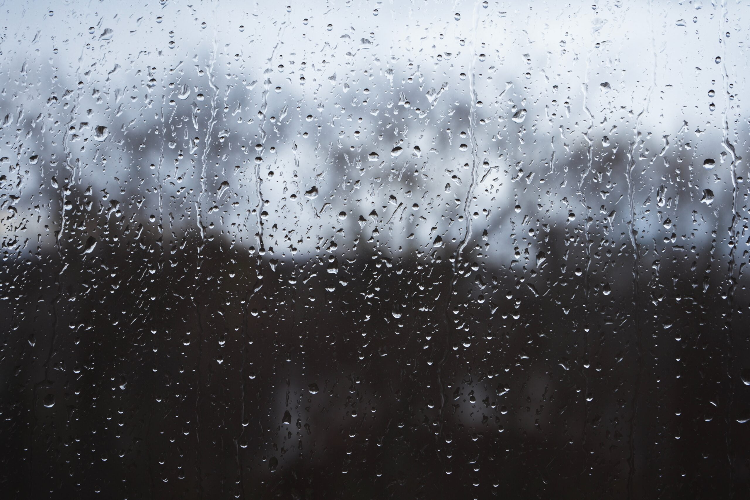 Foto de gotas de chuva em janela.